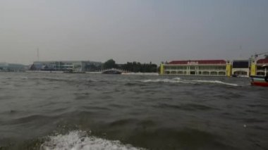 Tayland 'ın en büyük nehri olan Chao Phraya' da dolaşmak. Bangkok 'tan Tayland Körfezi' ne akıyor. 20 Ocak 2020