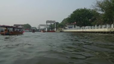 Tayland 'ın en büyük nehri olan Chao Phraya' da dolaşmak. Bangkok 'tan Tayland Körfezi' ne akıyor. 20 Ocak 2020