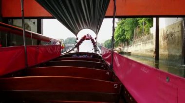 Tayland 'ın en büyük nehri olan Chao Phraya' da dolaşmak. Bangkok 'tan Tayland Körfezi' ne akıyor. 20 Ocak 2020