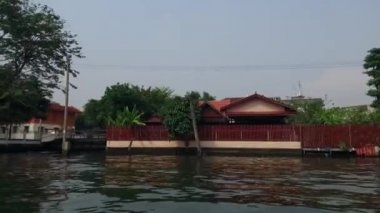 Tayland 'ın en büyük nehri olan Chao Phraya' da dolaşmak. Bangkok 'tan Tayland Körfezi' ne akıyor. 20 Ocak 2020
