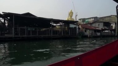Tayland 'ın en büyük nehri olan Chao Phraya' da dolaşmak. Bangkok 'tan Tayland Körfezi' ne akıyor. 20 Ocak 2020