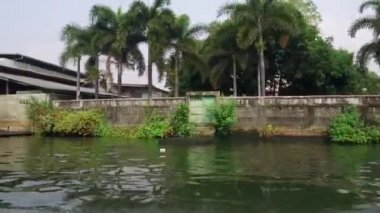 Tayland 'ın en büyük nehri olan Chao Phraya' da dolaşmak. Bangkok 'tan Tayland Körfezi' ne akıyor. 20 Ocak 2020