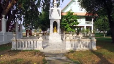 Wat Niwet Thammaprawat Ratchaworawihan - Tayland Budist tapınakları mimarisi Gotik stilde inşa edilmiş bir Avrupa kilisesinin taklidini yapıyor. Ayutthaya, Tayland - 21 Ocak 2020