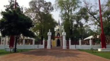 Wat Niwet Thammaprawat Ratchaworawihan - Tayland Budist tapınakları mimarisi Gotik stilde inşa edilmiş bir Avrupa kilisesinin taklidini yapıyor. Ayutthaya, Tayland - 21 Ocak 2020
