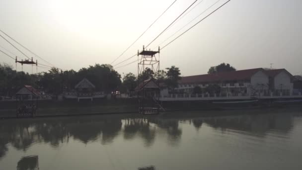 Boeddhistische Monniken Een Kabelbaan Steken Chao Phraya Rivier Naar Wat — Stockvideo