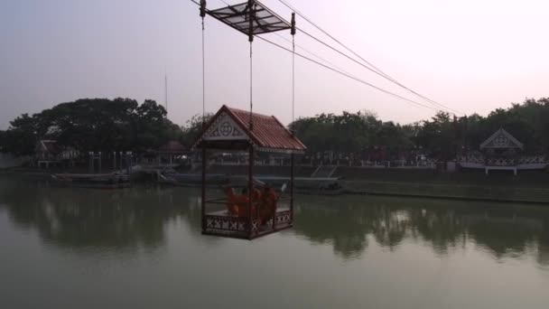 Moines Bouddhistes Dans Téléphérique Traversant Rivière Chao Phraya Vers Wat — Video