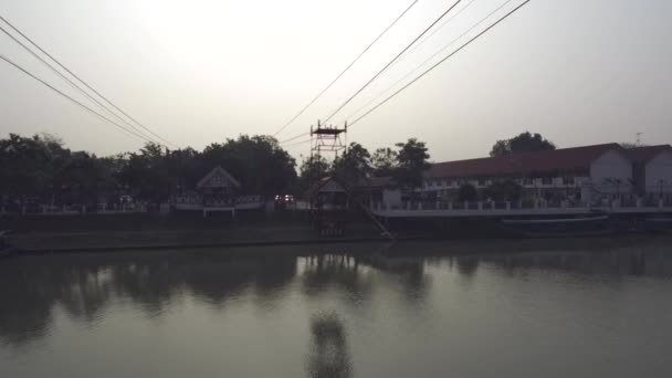 Monjes Budistas Teleférico Cruzando Río Chao Phraya Hacia Wat Niwet — Vídeo de stock