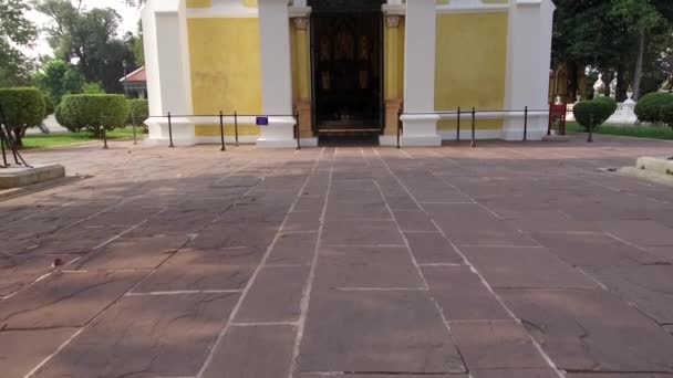 Wat Niwet Shilmaprawat Ratchaworawihan 태국의 사원으로 건축은 양식으로 교회와 유사하다 — 비디오