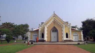 Wat Niwet Thammaprawat Ratchaworawihan - Tayland Budist tapınakları mimarisi Gotik stilde inşa edilmiş bir Avrupa kilisesinin taklidini yapıyor. Ayutthaya, Tayland - 21 Ocak 2020