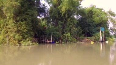 Kadim şehir Ayutthaya, Tayland 'da Chao Phraya nehri kıyısında uzun kuyruklu tekne gezisi. 21 Ocak 2020
