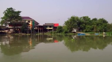 Kadim şehir Ayutthaya, Tayland 'da Chao Phraya nehri kıyısında uzun kuyruklu tekne gezisi. 21 Ocak 2020