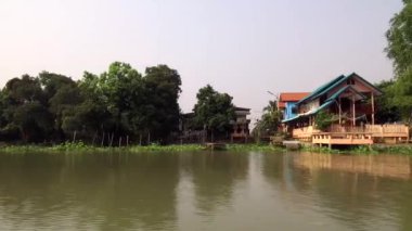 Kadim şehir Ayutthaya, Tayland 'da Chao Phraya nehri kıyısında uzun kuyruklu tekne gezisi. 21 Ocak 2020