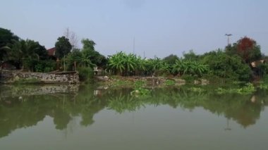 Kadim şehir Ayutthaya, Tayland 'da Chao Phraya nehri kıyısında uzun kuyruklu tekne gezisi. 21 Ocak 2020