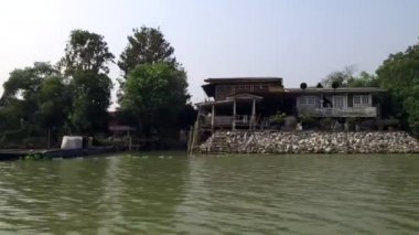 Kadim şehir Ayutthaya, Tayland 'da Chao Phraya nehri kıyısında uzun kuyruklu tekne gezisi. 21 Ocak 2020