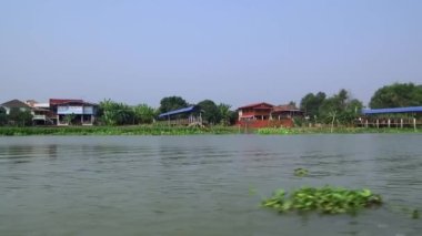 Kadim şehir Ayutthaya, Tayland 'da Chao Phraya nehri kıyısında uzun kuyruklu tekne gezisi. 21 Ocak 2020