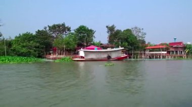 Kadim şehir Ayutthaya, Tayland 'da Chao Phraya nehri kıyısında uzun kuyruklu tekne gezisi. 21 Ocak 2020