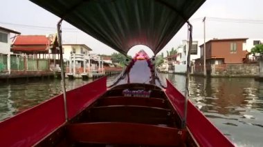 Tayland 'ın en büyük nehri olan Bangkok' taki Chao Phraya 'da geziniyorum. Bangkok 'tan Tayland Körfezi' ne akıyor. 20 Ocak 2020