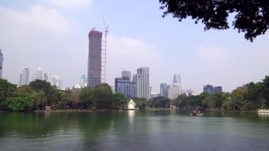 Pathum Wan ilçesindeki Lumphini Parkı (ayrıca LumpiniorLumpinee) - Bangkok, Tayland - 22 Ocak 2020