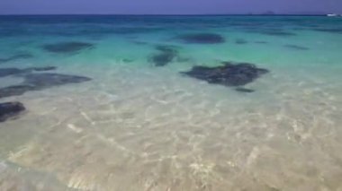 Ao Nang, Tayland - 24 Ocak 2020: Bambu Adası popüler bir turistik yerdir, bu yüzden geleneksel uzun kuyruklu tekneler genellikle tatilcileri buraya getirir ve Bambu sahillerinde yüzer ve dinlenirler.