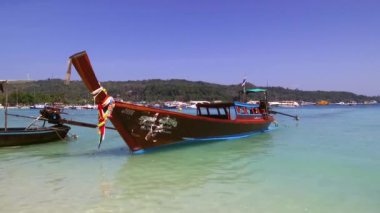 Ao Nang, Tayland - 24 Ocak 2020: Bambu Adası popüler bir turistik yerdir, bu yüzden geleneksel uzun kuyruklu tekneler genellikle tatilcileri buraya getirir ve Bambu sahillerinde yüzer ve dinlenirler.