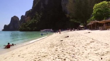 Ao Nang, Tayland - 24 Ocak 2020: Bambu Adası popüler bir turistik yerdir, bu yüzden geleneksel uzun kuyruklu tekneler genellikle tatilcileri buraya getirir ve Bambu sahillerinde yüzer ve dinlenirler.