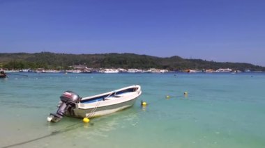 Ao Nang, Tayland - 24 Ocak 2020: Bambu Adası popüler bir turistik yerdir, bu yüzden geleneksel uzun kuyruklu tekneler genellikle tatilcileri buraya getirir ve Bambu sahillerinde yüzer ve dinlenirler.