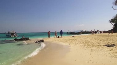 Ao Nang, Tayland - 24 Ocak 2020: Bambu Adası popüler bir turistik yerdir, bu yüzden geleneksel uzun kuyruklu tekneler genellikle tatilcileri buraya getirir ve Bambu sahillerinde yüzer ve dinlenirler.