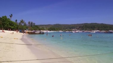 Ao Nang, Tayland - 24 Ocak 2020: Bambu Adası popüler bir turistik yerdir, bu yüzden geleneksel uzun kuyruklu tekneler genellikle tatilcileri buraya getirir ve Bambu sahillerinde yüzer ve dinlenirler.