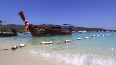 Ao Nang, Tayland - 24 Ocak 2020: Bambu Adası popüler bir turistik yerdir, bu yüzden geleneksel uzun kuyruklu tekneler genellikle tatilcileri buraya getirir ve Bambu sahillerinde yüzer ve dinlenirler.