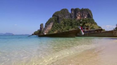 Koh Phak Bia Adası - Hong Adası 'nın arkasındaki küçük ada. Berrak deniz suyuyla kutsanmış, hoş ve gölgeli bir atmosfer - Tayland - 24 Ocak 2020