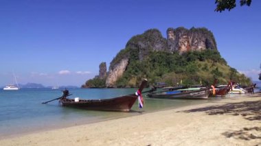 Koh Phak Bia Adası - Hong Adası 'nın arkasındaki küçük ada. Berrak deniz suyuyla kutsanmış, hoş ve gölgeli bir atmosfer - Tayland - 24 Ocak 2020