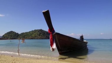 Koh Phak Bia Adası - Hong Adası 'nın arkasındaki küçük ada. Berrak deniz suyuyla kutsanmış, hoş ve gölgeli bir atmosfer - Tayland - 24 Ocak 2020
