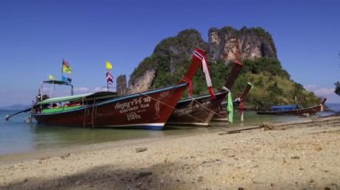 Koh Phak Bia Adası - Hong Adası 'nın arkasındaki küçük ada. Berrak deniz suyuyla kutsanmış, hoş ve gölgeli bir atmosfer - Tayland - 24 Ocak 2020