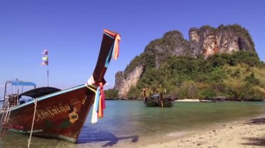 Koh Phak Bia Adası - Hong Adası 'nın arkasındaki küçük ada. Berrak deniz suyuyla kutsanmış, hoş ve gölgeli bir atmosfer - Tayland - 24 Ocak 2020