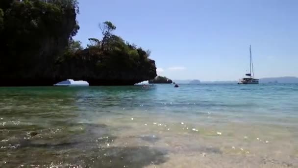 Koh Phak Bia島 香港島の後ろに位置する小さな島 透き通った海の水 快適で日陰の雰囲気に恵まれています 2020年1月24日 — ストック動画