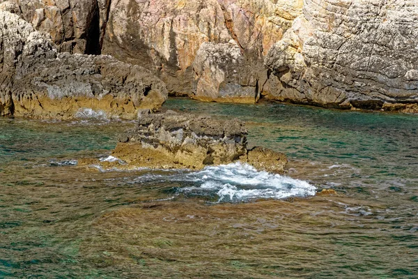 在蓝色的大海和意大利撒丁岛东海岸奥罗塞湾的岩石海岸上巡航 2019年5月20日 — 图库照片