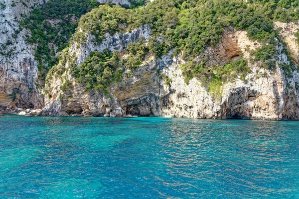 Plavba Modrém Moři Skalnatém Pobřeží Zálivu Orosei Východní Pobřeží Sardinie — Stock fotografie