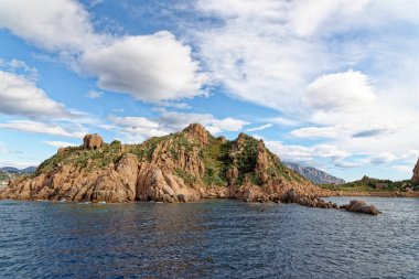Ogliastra adası, Sardunya, İtalya - üç porfiri granit kayası olan küçük bir takımada, tipik Ogliastra denizi, biri daha büyük ve Sardunya 'nın orta doğu kıyısında yükselir, bitki örtüsüyle kaplıdır ve r tarafından mesken tutulur.
