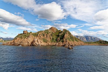Ogliastra adası, Sardunya, İtalya - üç porfiri granit kayası olan küçük bir takımada, tipik Ogliastra denizi, biri daha büyük ve Sardunya 'nın orta doğu kıyısında yükselir, bitki örtüsüyle kaplıdır ve r tarafından mesken tutulur.
