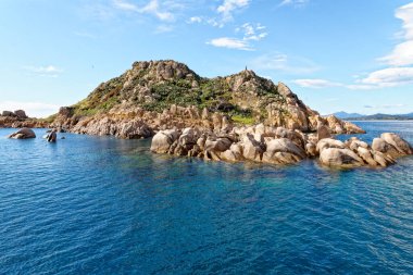 Ogliastra adası, Sardunya, İtalya - üç porfiri granit kayası olan küçük bir takımada, tipik Ogliastra denizi, biri daha büyük ve Sardunya 'nın orta doğu kıyısında yükselir, bitki örtüsüyle kaplıdır ve r tarafından mesken tutulur.