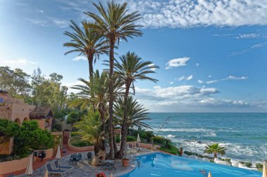 Güneşli bir günde havuz ve Akdeniz manzarası - Tatil, Seyahat Hedefi - Arbatax, Sardinya, İtalya - 18 Mayıs 2019