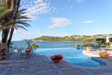 Güneşli bir günde havuz ve Akdeniz manzarası - Tatil, Seyahat Hedefi - Arbatax, Sardinya, İtalya - 18 Mayıs 2019