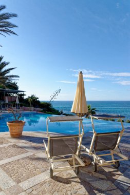 Güneşli bir günde havuz ve Akdeniz manzarası - Tatil, Seyahat Hedefi - Arbatax, Sardinya, İtalya - 18 Mayıs 2019