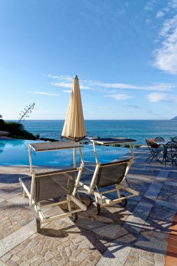 Güneşli bir günde havuz ve Akdeniz manzarası - Tatil, Seyahat Hedefi - Arbatax, Sardinya, İtalya - 18 Mayıs 2019