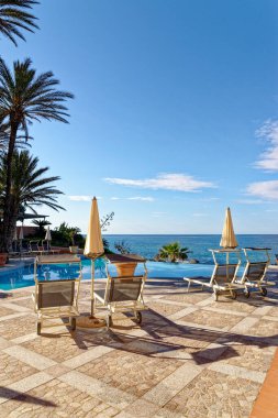 Güneşli bir günde havuz ve Akdeniz manzarası - Tatil, Seyahat Hedefi - Arbatax, Sardinya, İtalya - 18 Mayıs 2019