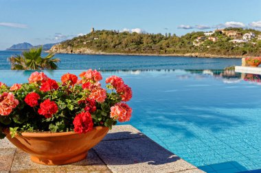 Güneşli bir günde havuz ve Akdeniz manzarası - Tatil, Seyahat Hedefi - Arbatax, Sardinya, İtalya - 18 Mayıs 2019