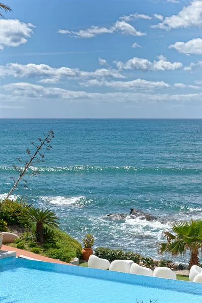 Άποψη Της Πισίνας Και Της Θάλασσας Της Μεσογείου Μια Ηλιόλουστη — Φωτογραφία Αρχείου