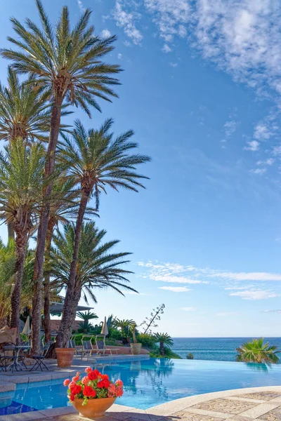在阳光灿烂的日子里观看游泳池和地中海 旅游目的地 意大利撒丁岛阿尔巴塔克斯 2019年5月18日 — 图库照片