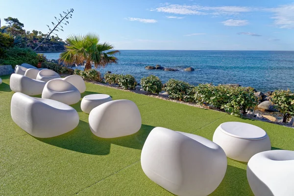 Weiße Stühle Mittelmeer Einem Sonnigen Tag Urlaub Reiseziel Arbatax Sardinien — Stockfoto