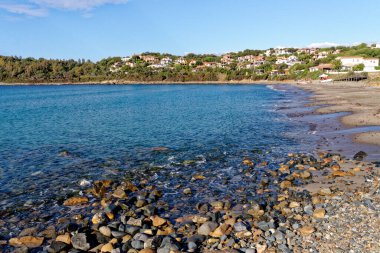 Sardinya 'nın kayalık kıyısındaki Porto Frailis' in manzarası - Arbatax, Tortol, Ogliastra, İtalya - 19 Mayıs 2919